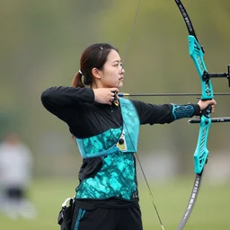 photo of a female archer with malachite armour
