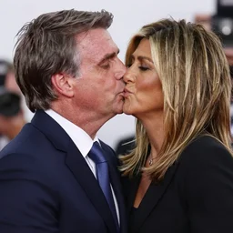 photo of Jair Bolsonaro kissing Jennifer Aniston, realistic