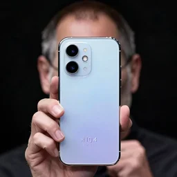 steve jobs holding up a samsung phone, xf iq 4, f / 1. 4, iso 2 0 0, 1 / 1 6 0 s, 8 k, raw, unedited, symmetrical balance, in - frame, sharpened