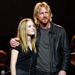 kurt cobain with his daughter during a concert