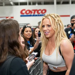 britney spears meeting fans at costco