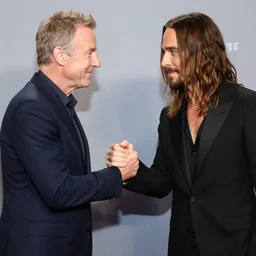 howie mandel shaking hands with jared leto