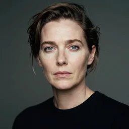 photograph of a woman by andreas gursky