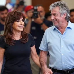 Cristina Kirchner holding hands with Mauricio Macri, bokeh, 100mm