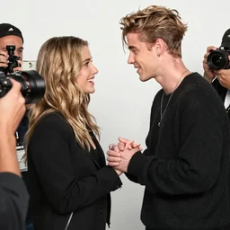 justin bieber holding hands with Dahyun. They're So SO SO in love. paparazzi photo.