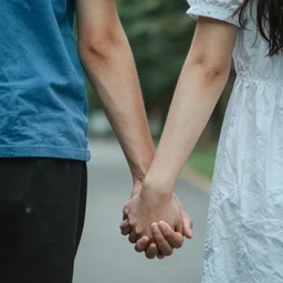 Photograph of two teenagers in love, holding hand, sigma 85mm