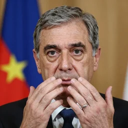 Manuel Valls extremely detailed with too many fingers