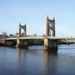 a photo of a beautiful bridge in glasgow, scotland.