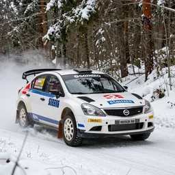a 2 0 0 7 nissan sentra se - r spec v, racing through a rally stage in a snowy forest