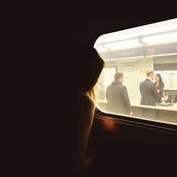 mi amantes escondida en las sombras mientras voy en el metro