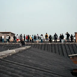 there were many people standing on the roof