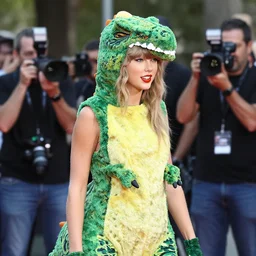 taylor swift wearing a dinosaur costume real paparazzi picture