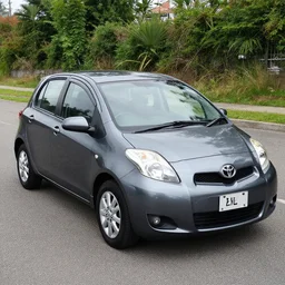 a grey toyota yaris 2008 1.3 sol