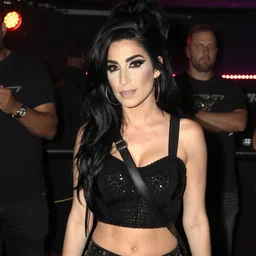 amy winehouse in front of club 2 7 at night,