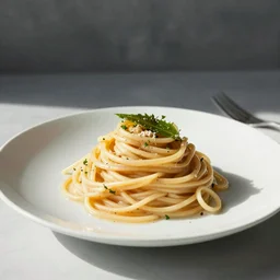 Food photography of perfectly-made carbonara pasta, Nikon 25mm