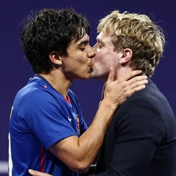 “Magnus carlsen kissing hikaru nakamura. They are furiously making out”