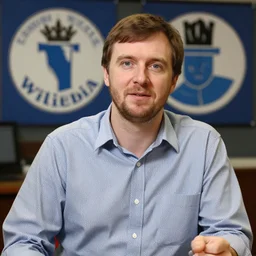 a photograph of jimmy wales with wikipedia