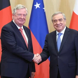 viktor orban and george soros shaking hands