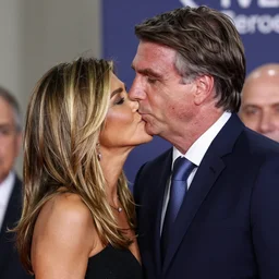 photo of Jair Bolsonaro kissing Jennifer Aniston