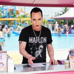 marilyn manson working concessions at the waterpark
