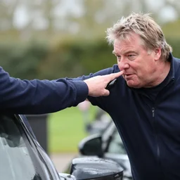 Jeremy Clarkson pressing car honk.