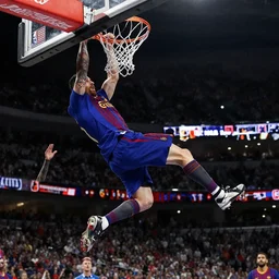 Messi dunking on Ronaldo in the NBA,