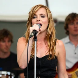 winona ryder, singing, glastonbury festival, main stage, close up photo, band, 1 9 9 2, press photo