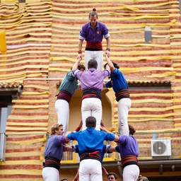 catalan castellers making a 4 by 9 tower with lining and shackles