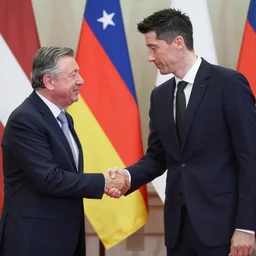 jarosław kaczynski shaking hands with robert lewandowski