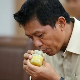 jokowi sniffing on glue
