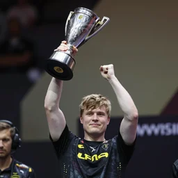 Bjergsen lifting the world cup