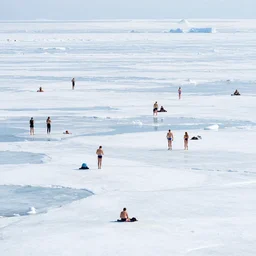 a lot of people in swimsuit on the pack ice, telephoto vacation picture