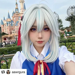 Gawr Gura cosplayer at Disneyland, instagram selfie