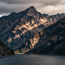 lakeside mountains